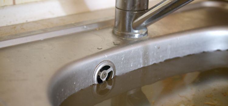 Mosogató duguláselhárítás a konyhában, gyors megoldás a lassan lefolyó víz és a kellemetlen szagok megszüntetésére